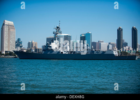 -Transite die Arleigh-Burke-Klasse geführte Flugkörper Zerstörer USS Pinckney (DDG-91) San Diego Bay. Pinckney hilft deterrenc Stockfoto