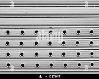 hellgrau lackiert perforierte aufrollen Tore Hintergrund Stockfoto