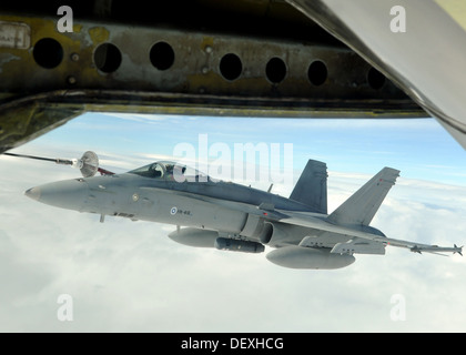 Eine finnische Luftwaffe tankt F - 18 C Hornet mit einer US-Luftwaffe KC-135R Stratotanker 17. September 2013, während der Arctic Challenge Stockfoto