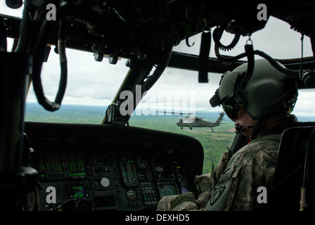 Chief Warrant Officer 2 Eric Willett, steuert der UH-60 Blackhawk während einer Multi-Schiff Trainingsmission, Samstag, 16 September. Willett, und Soldaten aus der Maine Army National Guard 3. Bataillon 142. Aviation Regiment geprobt Starts, fliegen, und Stockfoto