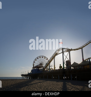 Santa Moica Pier Riesenrad bei Sonnenuntergang in Kalifornien, USA Stockfoto