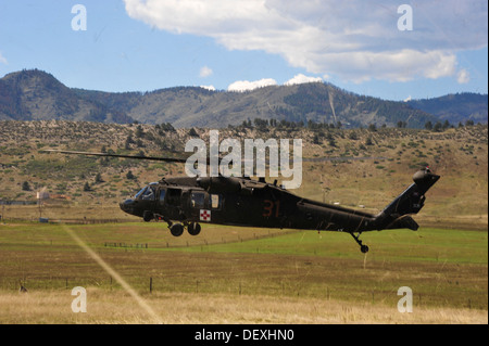 US Army UH-60 Blackhawk Hubschrauber, die Charlie Kompanie, 5. Bataillon, 159. Aviation Regiment, Wyoming National Guard zugewiesen kehrt nach Christman Field westlich von Fort Collins Colorado 17. September 2013. Was ist "Operation Centennial Raging Wate genannt wird Stockfoto