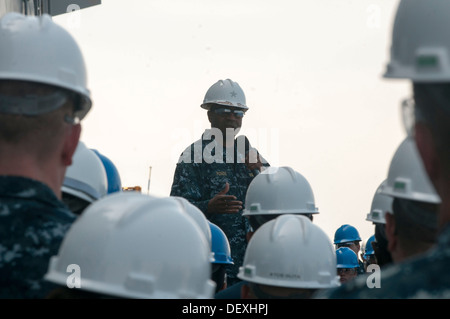 Commander Expeditionary Strike Group 3 Rear Admiral Frank L. Ponds befasst sich mit die Besatzung der amphibischen Angriff Schiff USS Peleliu (LHA Stockfoto