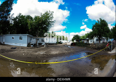 US-Soldaten und Piloten aus Colorado National Guard richten Sie einen Kontrollpunkt in einem Trailer-Park in Longmont, Colorado, überschwemmten zerstörten Häuser und Geschäfte, so dass es einer unsicheren Gegend zu gehen, 16. September 2013. Nach Angaben des National Weather Service, mor Stockfoto