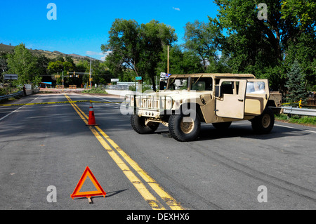 US-Soldaten und Piloten aus Colorado National Guard richten Sie einen Kontrollpunkt auf der Brücke überqueren Flusses St. Vrain in Lyon, Colorado, überschwemmten zerstörten Häuser und Geschäfte, so dass es einer unsicheren Gegend zu gehen, 16. September 2013. Nach der Stockfoto