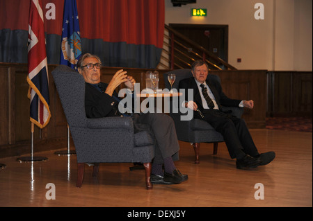 Andrew Wiseman, links, und ehemaliger Royal Air Force Cdre. Charles Clarke, beide Kriegsgefangenen während des zweiten Weltkriegs, erzählen Geschichten Stockfoto