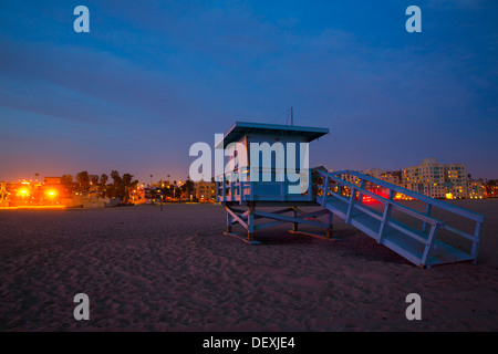 Santa Monica California sunset Rettungsschwimmer Turm und leuchtende Stadt in den USA Stockfoto