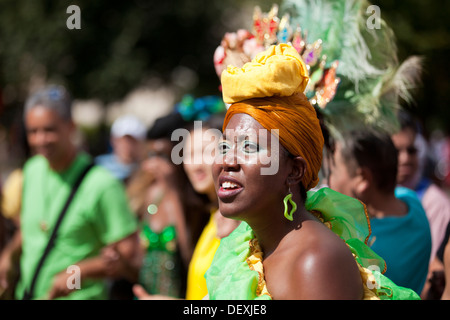 Brasilianische Samba-Tänzer in Tracht Stockfoto