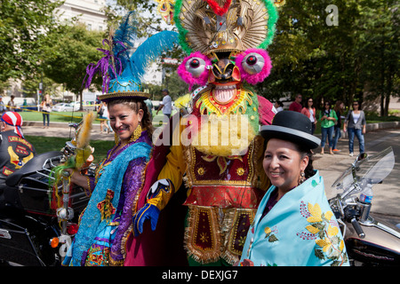 Traditionellen bolivianischen Tänzer in Tracht auf Latino Festival - Washington, DC USA Stockfoto