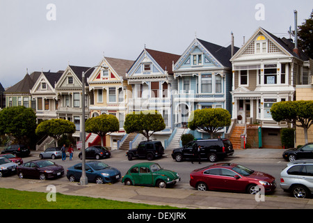 Die berühmten Painted Ladies-Zeile des viktorianischen Häusern an der Steiner Street am Alamo Square in San Francisco, Kalifornien. Stockfoto