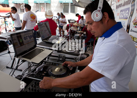 DJ spielt Musik bei einem Konzert im freien - USA Stockfoto