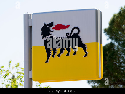 Ein Zeichen an einer Tankstelle in Italien die sechsbeinigen feuerspeienden Hund, Marke von Eni, Arbeit von Luigi Broggini anzeigen Stockfoto