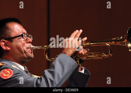 JGSDF Sgt. Takanori Ikariyama trifft einen hohen Ton in Okinawa Civic Hall in Okinawa City während der 18. kombiniert Band Jahreskonzert Sept. 14. Veranstalter der beliebten Konzert lief-Out of Freikarten vier Tage vor der Veranstaltung, sondern zusätzliche Publikum membe Stockfoto