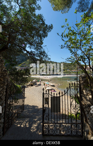 Blick durch eine schmiedeeiserne Tor auf der Isola Bella bei Taormina in Richtung Damm mit dem Festland und den Strand Stockfoto