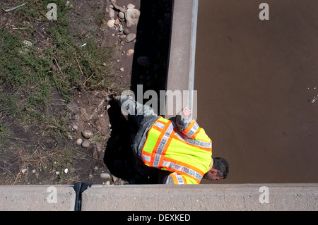 Mitglied der Colorado Air National Guard 240. Tiefbau Flug untersucht die Unterseite einer Brücke bei der Begutachtung Stockfoto