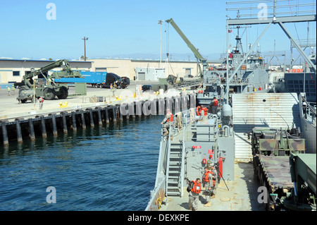 PORT HUENEME, Kalifornien – Landing Craft Utility (LCU) 2032, Vereinigte Staaten Armee Schiff (USAV) Palo Alto, 481. Transport Compan Stockfoto