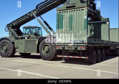 PORT HUENEME, Kalifornien – US Army Reserve Sgt. Landon Kinney, Spezialist für Fracht, 650. Transportation Company (Seehafen Betrieb Stockfoto