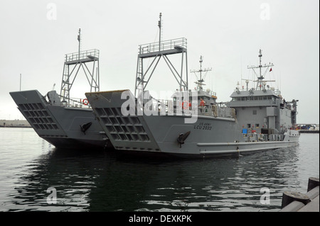 Landing Craft Utility (LCU) 2032, schleppt Vereinigte Staaten Armee Schiff (USAV) Palo Alto LCU 2030, USAV Monterrey, beide th zugewiesen Stockfoto