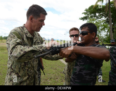 Gunner es Mate 1. Klasse Nicholas Heidingsfelder, Maritime zivile Angelegenheiten und Sicherheit Training Command (MCAST), Cond zugewiesen Stockfoto