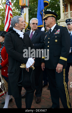 Treffen Sie US Armee Generalleutnant David D. Halverson, Ausbildung und Lehre-Befehl stellvertretender Kommandierender general und Ron Carnegie, ein Colonial Williamsburg Schauspieler als George Washington, vor der Verfassung Tag Konzert in Williamsburg, VA., 17. September 2013. Stockfoto