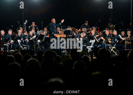 Die gemeinsame Basis Langley-Eustis Ausbildung und Lehre-Befehl Band und United States Air Force Erbe von Amerika Band führen während der Verfassung Day Konzert in Williamsburg, Virginia, 17. September 2013. Die fünfte jährliche Ereignis markiert im fünfte Jahr und auch Stockfoto