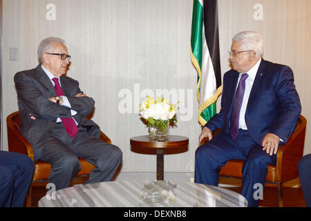 New York, New York, USA. 24. September 2013. Palästinensischen Präsidenten Mahmoud Abbas trifft sich mit Al-Lakhdar Brahimi in New York, USA, 24. September 2013 Credit: Thaer Ganaim/APA Images/ZUMAPRESS.com/Alamy Live News Stockfoto