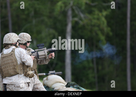 Eine Marine mit Bridge Company, 8. Engineer Support Battalion, 2. Marine Logistics Group feuert eine m-32 mehrere Granatwerfer während einer Granate-Übung an Bord Camp Lejeune, North Carolina, 17. September 2013. Service Mitarbeiter mit dem Unternehmen ausgebildet, mit mu Stockfoto