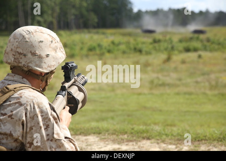 Marines mit Bridge Company, 8. Engineer Support Battalion, 2. Marine Logistics Group Feuer MK 19 Granatwerfer während Nacht Feuer als Bestandteil einer Granate Übung an Bord Camp Lejeune, North Carolina, 17. September 2013. Die Soldat innen wartete für Sicherheitsbeleuchtung Stockfoto