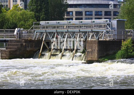 Caversham Wehr zeigt das höhere Niveau des Wassers, das durch die Tore auf die nächste Stufe des Wehrs.  Es gibt auch eine Fischtreppe auf der einen Seite davon. Stockfoto