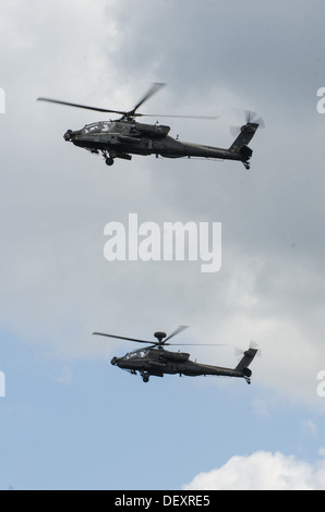AH-64 Apache Hubschrauber schweben über der Schusslinie während der verbundenen Waffen Feuer Übung. Die 48. Infanterie Brigade Comba Stockfoto