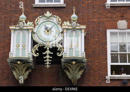 Vorne verziert Eingang zum berühmten Fortnum und Mason Store in Piccadilly Circus-London England Stockfoto