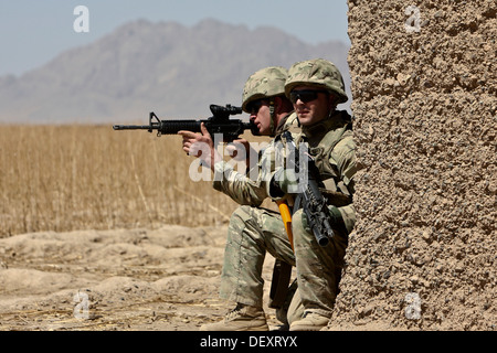 Georgische Soldaten mit 33. Licht-Infanterie-Bataillon (33. GEO), sorgen für Sicherheit in Barrmo, Washir Bezirk, Afghanistan, Stockfoto