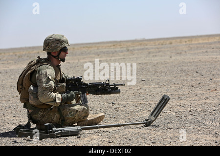 Eine georgische Armee Soldaten mit 33. Licht-Infanterie-Bataillon (33. GEO), sorgt für Sicherheit in Barrmo, Washir Bezirk, Afghanistan, 19. September 2013. 33. GEO unterstützt afghanischen Nation Armeesoldaten bei der Durchführung, montiert und demontiert, Patrouillen und lokalen Stockfoto