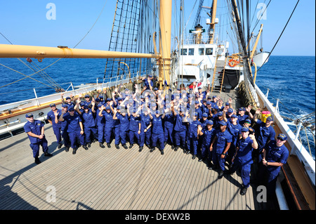 Küstenwache Officer Candidate School-Klasse 1-14 und NOAA Basic Officer Training Klasse 122 posieren für ein Gruppenfoto an Bord der Coast Guard Viermastbark Adler auf Mittwoch, 11. September 2013. Die OCs erfuhr nautischen Erbes, Seemannschaft, Schadensbegrenzung und lea Stockfoto