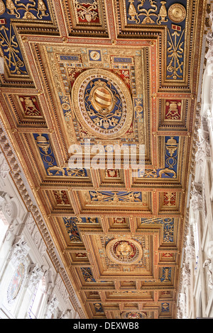 Die schöne verzierte Decke der Basilika San Giovanni in Laterano in Rom. Stockfoto