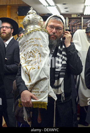 Die Thora wird zurückgegeben, es Heilige Lade von religiösen jüdischen Gläubigen an Sukkot Morgen Dienstleistungen Lubawitsch Hauptquartier. Stockfoto