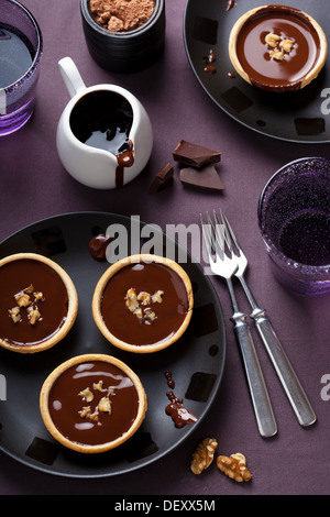 Tartelettes mit Schokoladenganache und Walnüssen Stockfoto