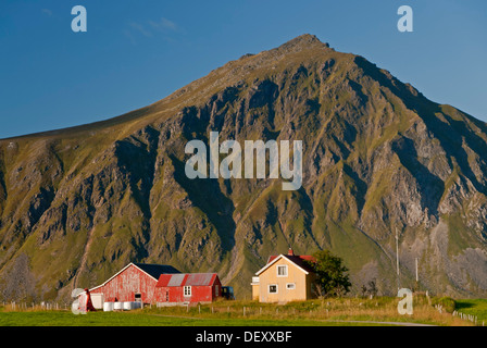Berge, grüne Wiesen und Häuser in der Nähe des Dorfes Flakstad, Vareid, Fredvang, Insel Flakstadøya, Flakstadoya Stockfoto