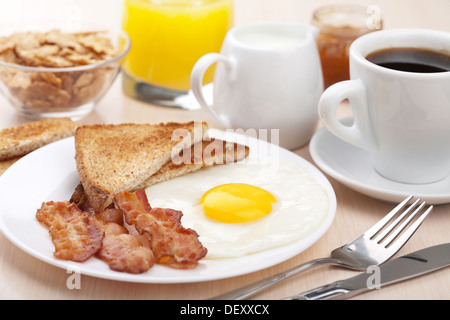 traditionelles Frühstück mit Spiegelei und Speck Stockfoto