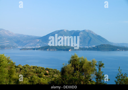 Blick in Richtung Insel Skorpios vom Hügel oberhalb Spartochori, Meganisi, Ionische Inseln, Griechenland. Stockfoto