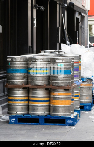 Ein typischer Keg Fass mit einer Öffnung in der Mitte das obere Ende auf den Straßen von London England Stockfoto