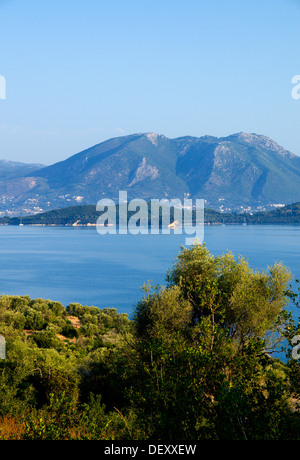 Blick in Richtung Insel Skorpios vom Hügel oberhalb Spartochori, Meganisi, Ionische Inseln, Griechenland. Stockfoto