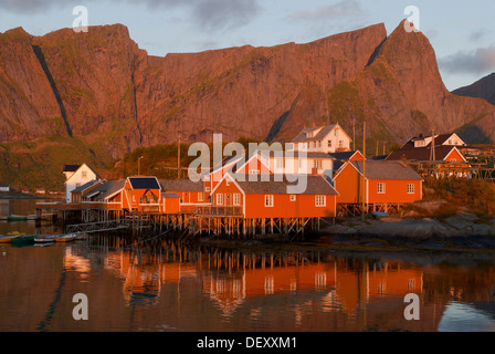 Rorbuer Hütten, Fischerorten der winzigen Dorf Sakrisøy, Sakrisoy, Berge im Rücken, Insel Moskenesøy, Moskenesoy Stockfoto