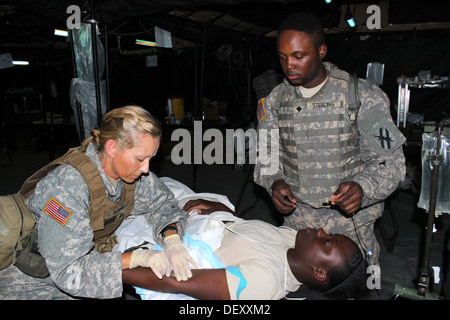 GEORGIA GARRISSON TRAINING CENTER, Fort Stewart, Georgia-Als Charlie medizinische Unternehmen bereitet sich auf Mass Casualty Fortbildungsveranstaltung, Sgt. Stockfoto