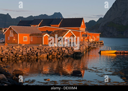 Rorbuer Hütten, Fischerorten der winzigen Dorf Sakrisøy, Sakrisoy, Berge im Rücken, Insel Moskenesøy, Moskenesoy Stockfoto