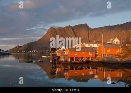 Rorbuer Hütten, Fischerorten der winzigen Dorf Sakrisøy, Sakrisoy, Berge im Rücken, Insel Moskenesøy, Moskenesoy Stockfoto