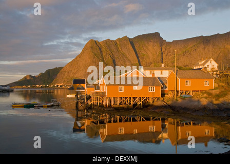 Rorbuer Hütten, Fischerorten der winzigen Dorf Sakrisøy, Sakrisoy, Berge im Rücken, Insel Moskenesøy, Moskenesoy Stockfoto