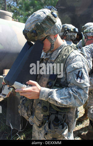 GEORGIA GARRISSON TRAINING CENTER, Fort Stewart, Georgia-Spc. Matthew Frisby, RQ-11 Raven unbemannten Operator mit 2-121 Infanterie-Bataillon Hauptquartier und Stabskompanie, steuert die Rabe wie es fliegt über wo das Bataillon geht Stockfoto