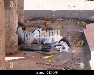 armer Mann schlafen auf der Straße von New Delhi Indien Stockfoto