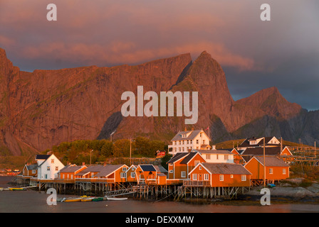 Rorbuer Hütten, Fischerorten der winzigen Dorf Sakrisøy, Sakrisoy, Berge im Rücken, Insel Moskenesøy, Moskenesoy Stockfoto